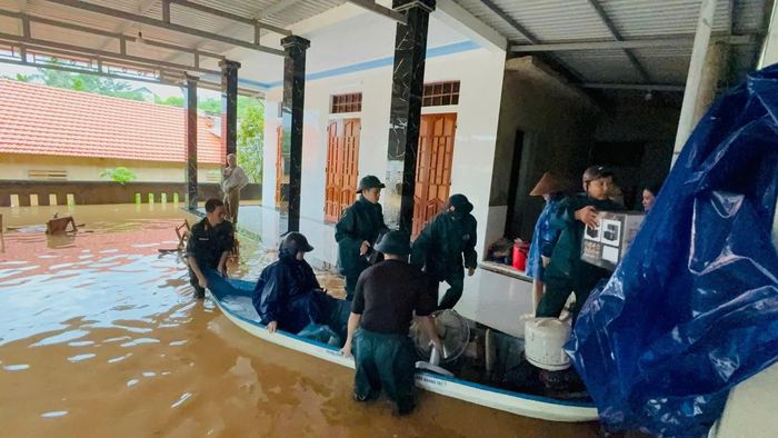 Bộ Chỉ huy Quân sự tỉnh đã điều động 880 lượt cán bộ, chiến sĩ, dân quân hỗ trợ người dân và địa phương ứng phó với mưa lũ.
