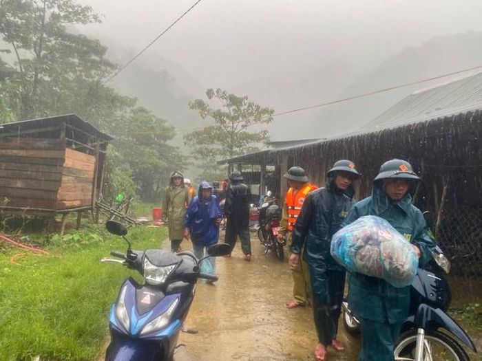 Lực lượng vũ trang tỉnh Quảng Trị huy động lực lượng kịp thời hỗ trợ người dân ở vùng nguy hiểm di dời  đến nơi an toàn.