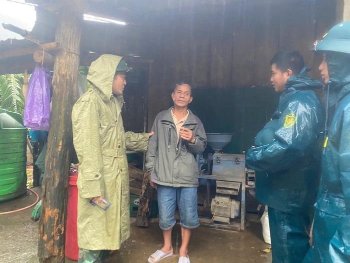 Lực lượng chức năng có mặt ở nhiều điểm có nguy cơ bị ảnh hưởng mưa lớn chỉ đạo hỗ trợ Nhân dân di dời người và tài sản đến nơi an toàn.