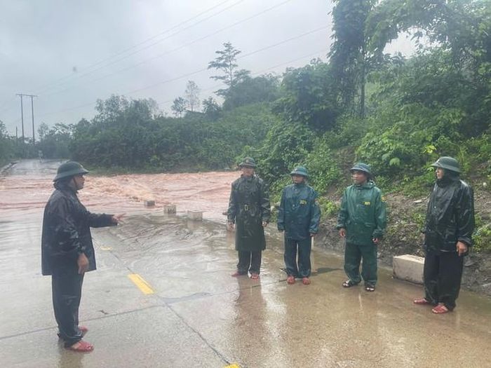 Lực lượng vũ trang Quảng Trị có mặt ở những nơi khó khăn, nguy hiểm đồng hành cùng cấp ủy, chính quyền và Nhân dân vượt qua mưa bão.