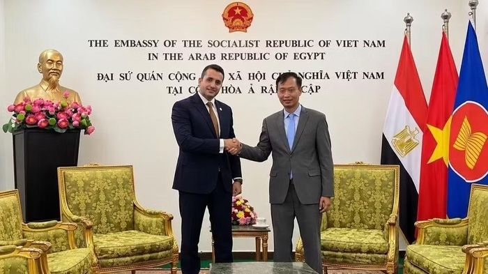 Quốc Vụ khanh Phủ Tổng thống Ai Cập Mohamed El Behary (trái) đến chúc mừng Đại sứ quán Việt Nam nhân dịp kỷ niệm 81 năm Quốc khánh nước Cộng hòa xã hội chủ nghĩa Việt Nam.