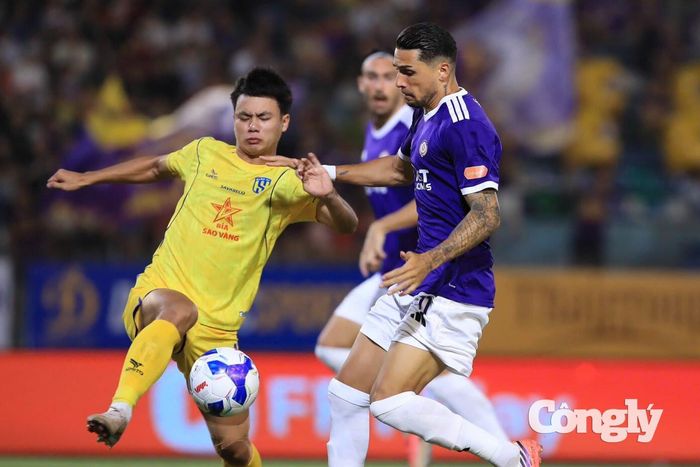 Hà Nội FC (xanh) bất ngờ rơi vào khủng hoảng sau 2 trận thua, thủng lưới 7 bàn. Ảnh: PVF.
