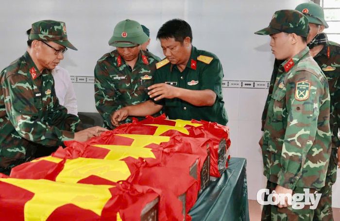 Hài cốt liệt sĩ được tìm thấy, quy tập về an táng.