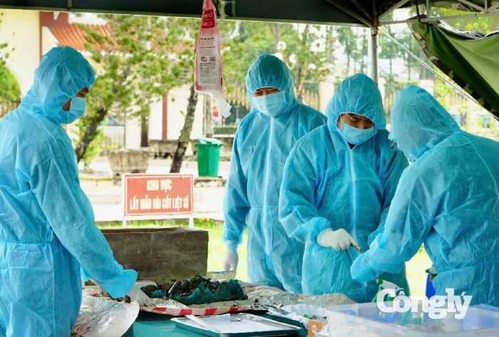 Lực lượng chức năng đã lấy mẫu để xác định danh tính các liệt sĩ.