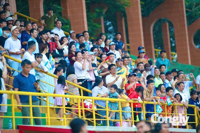 Chiều ngày 13/9, bầu không khí tại Trung tâm Thể thao Thành Long (TP.HCM) đã bị đốt cháy hoàn toàn bởi trận chung kết nảy lửa của Giải bóng đá Đồng hương Nghệ An khu vực phía Nam lần thứ I năm 2026. Ảnh: Đình Viên.