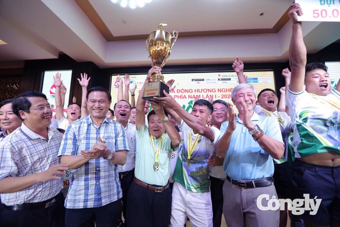 Niềm vui của nhà vô địch Thanh Chương. Ảnh: Đình Viên.