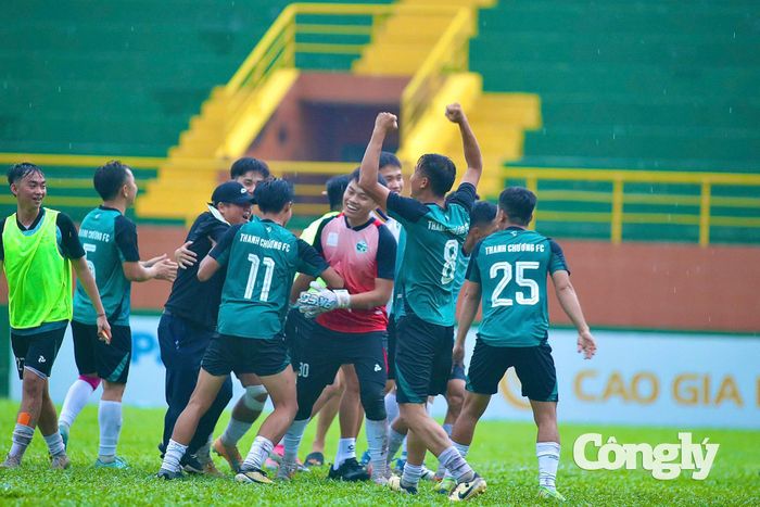 Niềm vui của các cầu thủ Thanh Chương khi đánh bại Quỳnh Lưu - Hoàng Mai để đăng quang ngôi vô địch giải bóng đá Đồng hương Nghệ An lần 1 năm 2026. Ảnh: Đình Viên.