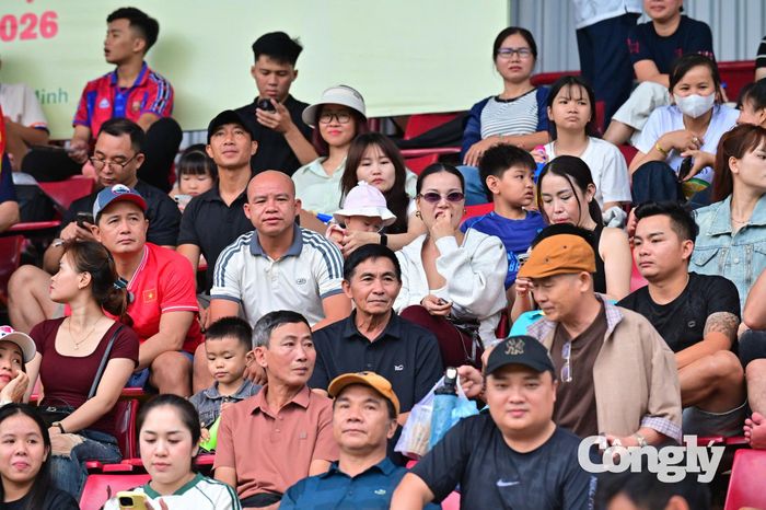 Sự cổ vũ cuồng nhiệt, máu lửa của hàng ngàn người con xa xứ đã biến sân Thành Long thành một chảo lửa thực sự, tiếp thêm tinh thần chiến đấu ngoan cường cho các cầu thủ. Ảnh: Đình Viên.
