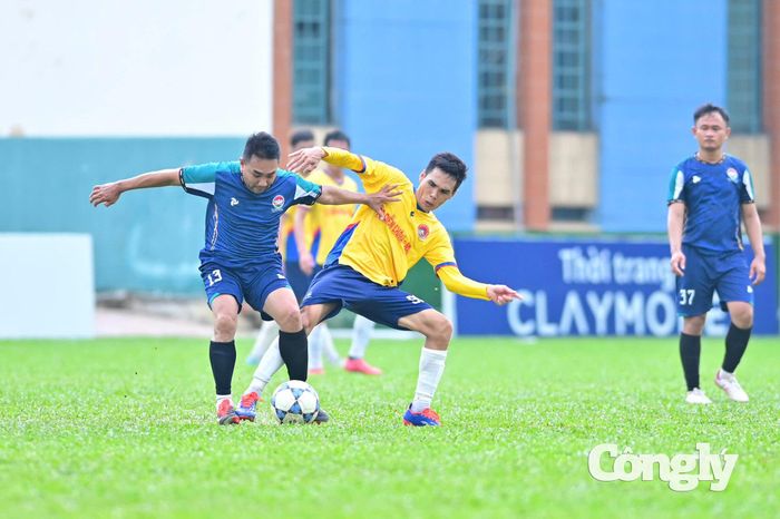 Trước đó, trận tranh hạng ba cũng diễn ra vô cùng sôi nổi. Đội bóng Diễn Châu đã thể hiện phong độ thuyết phục khi đánh bại Nam Đàn để giành tấm Huy chương Đồng cùng giải phong cách đầy xứng đáng. Ảnh: Đình Viên.