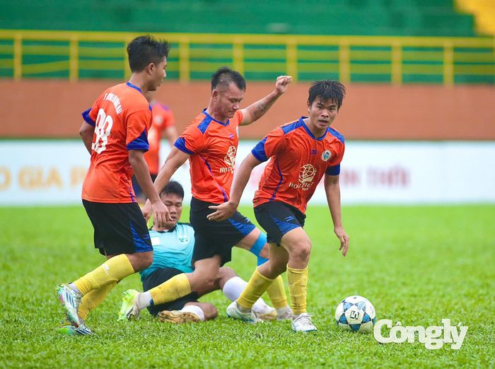 Cuộc đọ sức đỉnh cao giữa hai thế lực Thanh Chương và Quỳnh Lưu – Hoàng Mai đã cống hiến cho người hâm mộ một bữa tiệc bóng đá mãn nhãn, kịch tính đến những giây cuối cùng. Ảnh: Đình Viên.