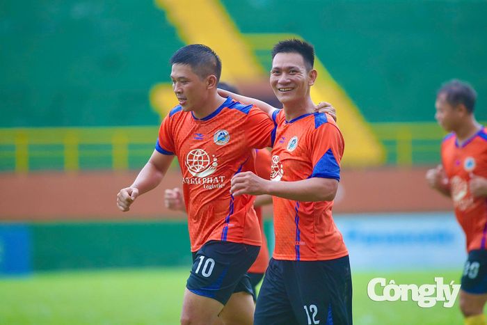 Bị dồn vào thế chân tường, Quỳnh Lưu – Hoàng Mai gia tăng sức ép nghẹt thở và nỗ lực của họ đã được đền đáp bằng bàn gỡ hòa 1-1 quý như vàng. Ảnh: Đình Viên.