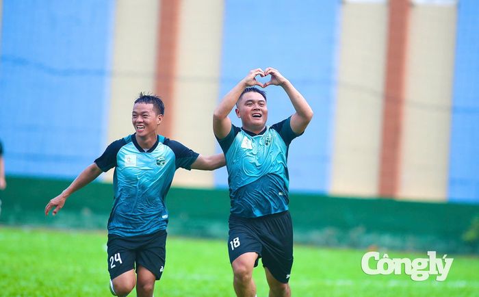 Bước vào trận chung kết, cả hai đội đều chủ động đẩy cao đội hình tạo nên thế trận đôi công vô cùng hấp dẫn. Thanh Chương là đội tận dụng cơ hội tốt hơn để có bàn thắng mở tỷ số 1-0. Ảnh: Đình Viên.