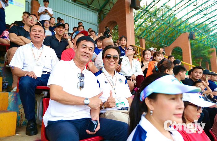 Cựu tuyển thủ Quốc gia, cựu HLV Trưởng ĐT Việt Nam Nguyễn Hữu Thắng đến cổ vũ bóng đá quê hương Nghệ An. Ảnh: Đình Viên.