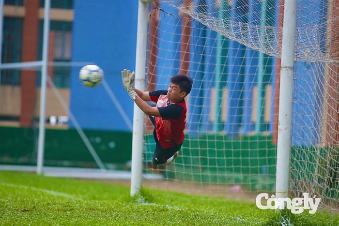 Trên chấm cân não, sự căng thẳng được đẩy lên đỉnh điểm. Với bản lĩnh kiên cường và một chút may mắn, Thanh Chương đã đánh bại đối thủ với tỷ số sát nút 5-4 trong loạt đấu súng nghẹt thở để chính thức nâng cao chiếc cúp vô địch giải đồng hương lần đầu tiên được tổ chức. Ảnh: Đình Viên.