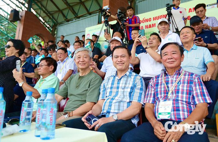 Sự kiện càng thêm phần trang trọng khi có sự dự khán của ông Trần Anh Tú – Phó Chủ tịch Liên đoàn Bóng đá Việt Nam (VFF), Chủ tịch Liên đoàn Bóng đá TP.HCM (HFF) -. Ảnh: Đình Viên.