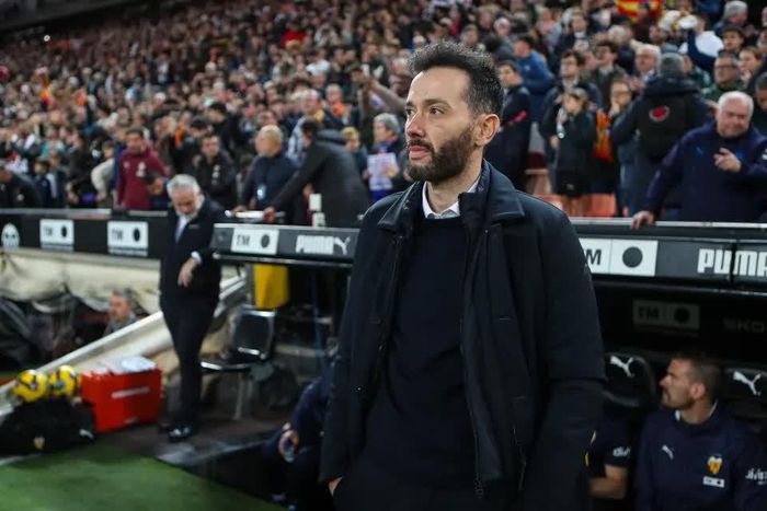 Carlos Corberan rời ghế Valencia sau loạt trận thua. Ảnh: Getty