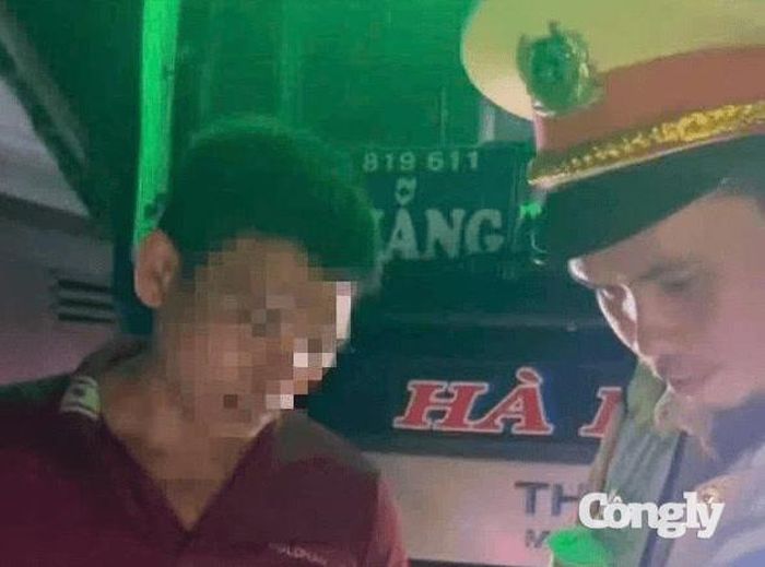CSGT làm việc với tài xế vi phạm.