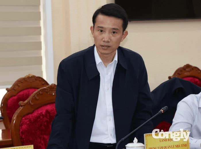Lãnh đạo Trung tâm Quản lý nhà tỉnh Lâm Đồng phát biểu tại cuộc họp.