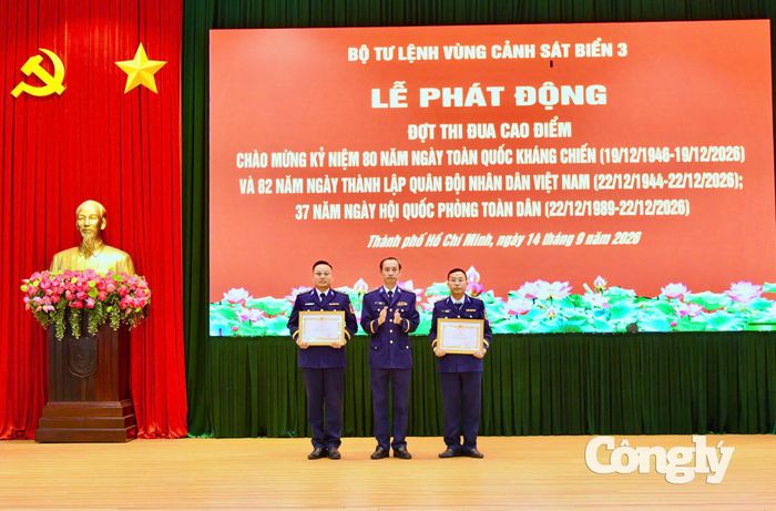 Đại tá Lê Văn Tú trao giấy khen cho các cá nhân hoàn thành xuất sắc nhiện vụ