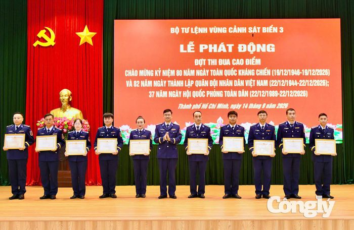 Đại tá Cao Xuân Quận, Phó Chính ủy Vùng trao giấy khen cho các cá nhân hoàn thành nhiệm vụ.