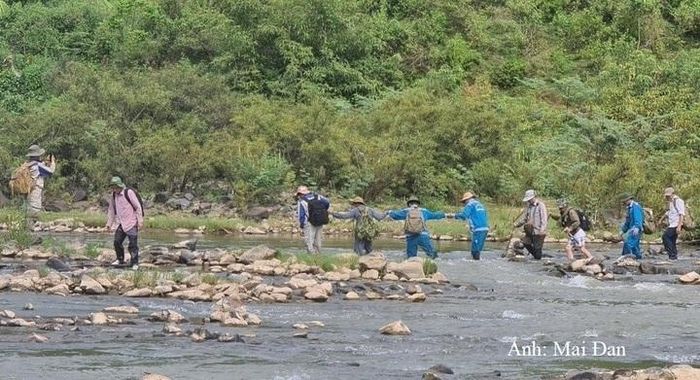 Trong kháng chiến hay trong hòa bình, những nhà địa chất vẫn in dấu chân của mình trên khắp dặm dài đất nước để khảo sát, tìm kiếm tài nguyên cho đất nước - Ảnh: Mai Đan/Báo Nông nghiệp và Môi trường