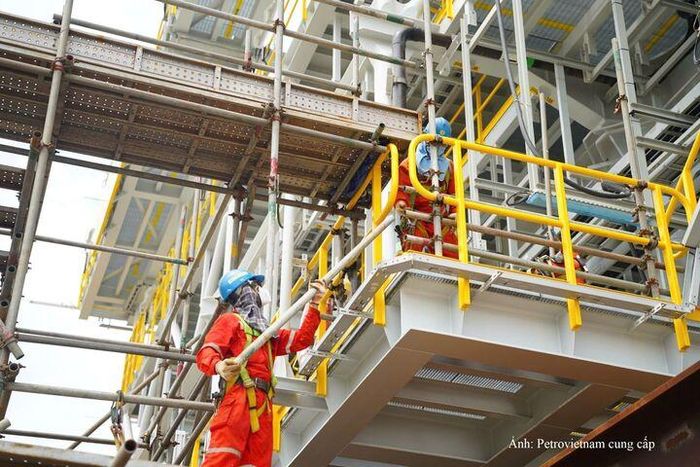 Người lao động thi công dự án trên bãi chế tạo PTSC M&C - Ảnh: Petrovietnam cung cấp