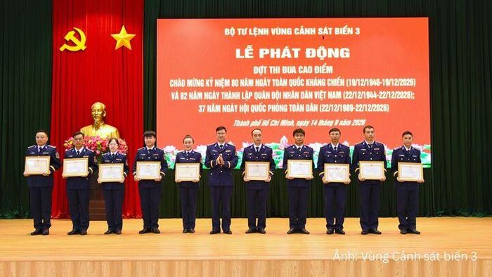 Đại tá Cao Xuân Quận, Phó Chính ủy Vùng Cảnh sát biển 3 trao giấy khen cho các cá nhân có thành tích xuất sắc.