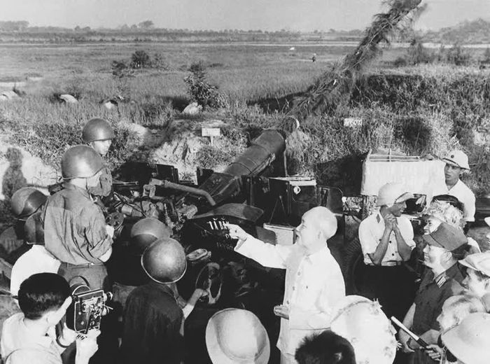 Ngày 25/9/1966, Chủ tịch Hồ Chí Minh đến thăm các chiến sĩ lực lượng phòng không bảo vệ Thủ đô. Ảnh: hochiminh.vn