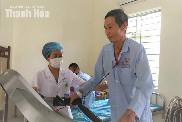 Ông Nguyễn Bá Mậm, xã Đông Thành phải nhập viện điều trị do thói quen hút thuốc thường xuyên.