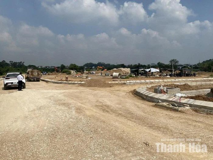Khu TĐC phía Tây đường Yết Kiêu, phường Bỉm Sơn đang được đơn vị thi công huy động phương tiện, nhân lực tập trung thi công, bảo đảm hoàn thành, bàn giao cho chủ đầu tư vào ngày 20/9.