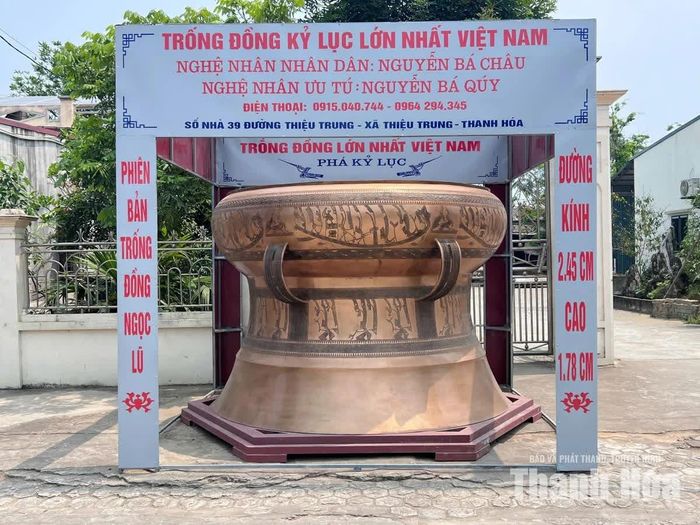 Trống đồng đạt kỷ lục lớn nhất Việt Nam do NNND Nguyễn Bá Châu và Nghệ nhân ưu tú Nguyễn Bá Quý đúc.
