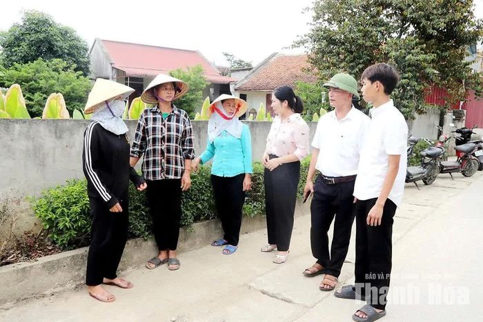 Chị Đặng Thị Hoan, Bí thư chi bộ thôn Bái Trại, xã Yên Định (thứ 3 từ phải qua trái) cùng chi ủy nắm bắt tình hình cơ sở.