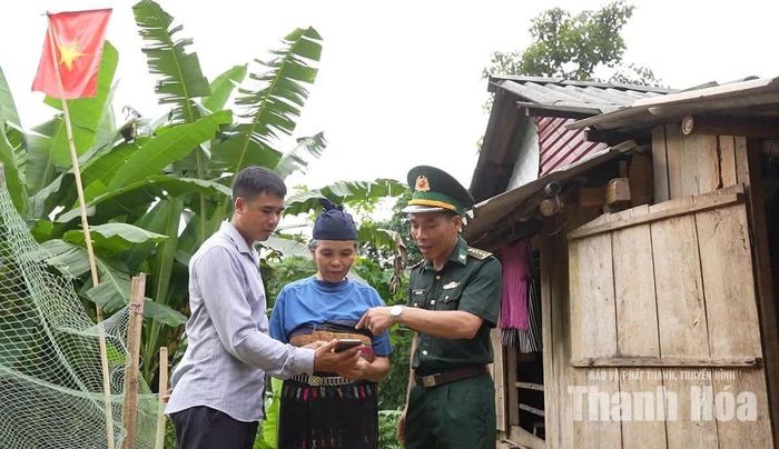Cán bộ Đồn Biên phòng Cửa khẩu quốc tế Na Mèo hướng dẫn cài đặt VNeID cho người dân.