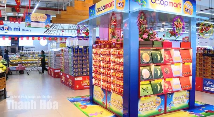Các kệ hàng hóa Tết Trung thu tại siêu thị Coop.Mart Thanh Hóa khá bắt mắt.