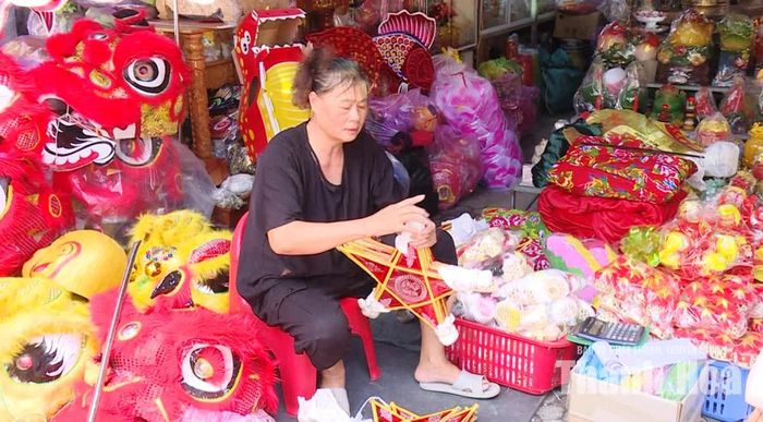 Một cửa hàng bán đồ chơi trung thu với nhiều mặt hàng truyền thống.