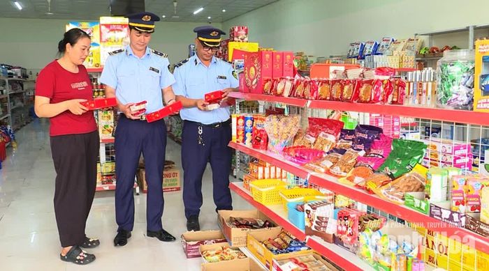 Đội QLTT số 13, Chi cục QLTT tỉnh Thanh Hóa kiểm tra hàng hóa phục vụ Tết Trung thu tại địa bàn xã Như Thanh.
