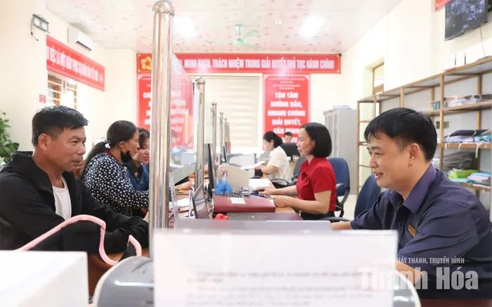 Cán bộ BHXH cơ sở Như Xuân rà soát, đối chiếu, chuẩn hóa dữ liệu người tham gia BHXH, BHYT, BHTN trên địa bàn.