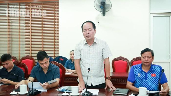 Đại diện Đội bóng Báo và Phát thanh, truyền hình Thanh Hóa nêu ý kiến tại cuộc họp.