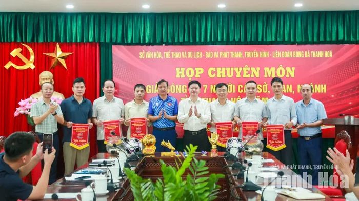 Phó Giám đốc Sở Văn hoá, Thể thao và Du lịch, Phó Trưởng ban Tổ chức giải Nguyễn Duy Tự tặng cờ lưu niệm cho các đội bóng tham gia giải.