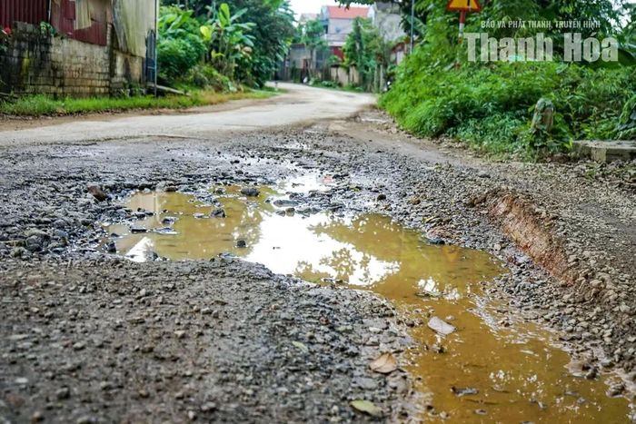 “Ổ voi, ổ gà” xuất hiện trên mặt đường, khiến nhiều người lưu thông gặp khó khăn khi di chuyển.