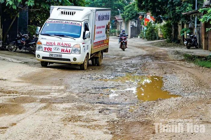 Anh Đỗ Văn Thức (41 tuổi), ở thôn Ngọc Trạo, là tài xế xe tải thường xuyên di chuyển từ xã Ngọc Trạo lên xã Kim Tân để giao hàng. Theo anh Thức, quãng đường gần 10km nhưng có khi mất gần một giờ mới đi qua do mặt đường hư hỏng, xuống cấp, nhất là những ngày trời mưa.