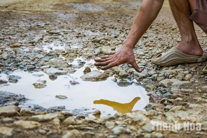 Không chỉ ảnh hưởng đến việc đi lại, tuyến đường xuống cấp còn tác động trực tiếp đến sinh hoạt của các hộ dân sống hai bên đường. Mặt đường nhiều đoạn biến dạng, bong bật từng mảng, tạo thành những điểm gồ ghề kéo dài.