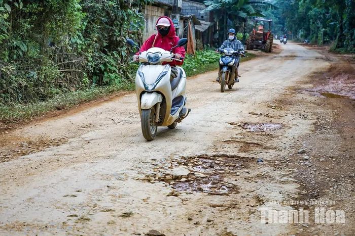 Tình trạng đường hư hỏng cũng khiến việc đi lại hằng ngày gặp nhiều khó khăn, nhất là học sinh và những người thường xuyên di chuyển giữa xã Ngọc Trạo và Kim Tân.