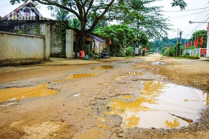 Ghi nhận trên tuyến, nhiều vị trí mặt đường bong tróc, biến dạng, xuất hiện dày đặc “ổ voi, ổ gà”, tiềm ẩn nguy cơ mất an toàn giao thông.
