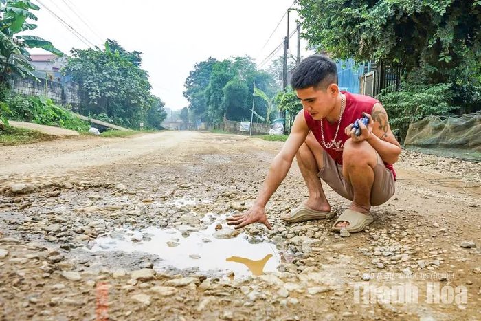 Anh Bùi Mạnh Chung, ở thôn Dĩ Tiến, xã Ngọc Trạo cho biết, người dân đã nhiều năm phải sống chung với tình trạng đường xuống cấp. Trời mưa đường lầy lội; trời nắng, bụi phủ kín khu dân cư.