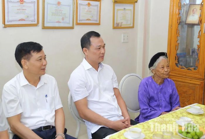 Chủ tịch UBND tỉnh Tô Anh Dũng tại buổi chúc mừng em Ngô Văn Hiếu và Nguyễn Tất Minh.