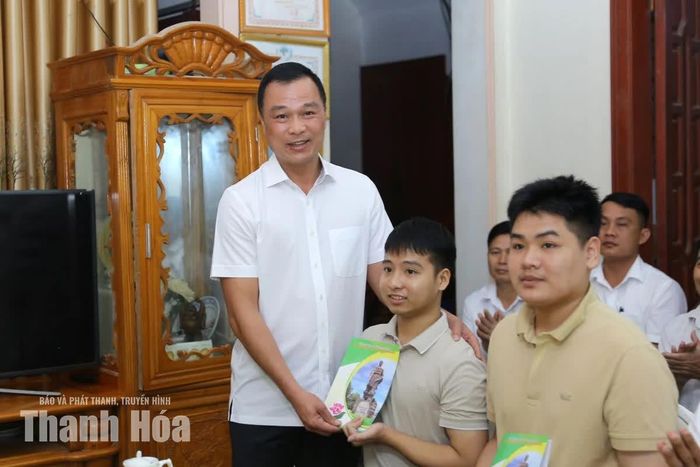 Chủ tịch UBND tỉnh Tô Anh Dũng thăm, tặng quà động viên hai em Ngô Văn Hiếu và Nguyễn Tất Minh.