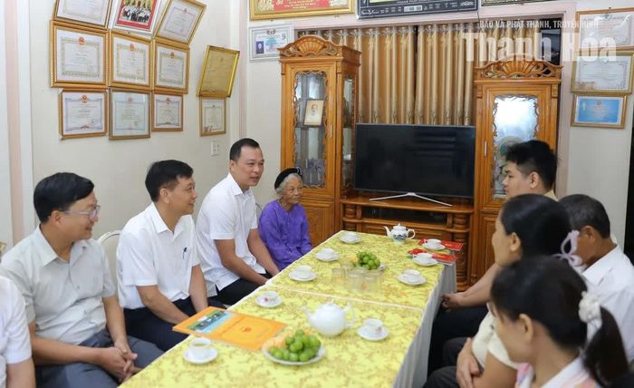 Chủ tịch UBND tỉnh Tô Anh Dũng thăm, chúc mừng hai em Ngô Văn Hiếu và Nguyễn Tất Minh.