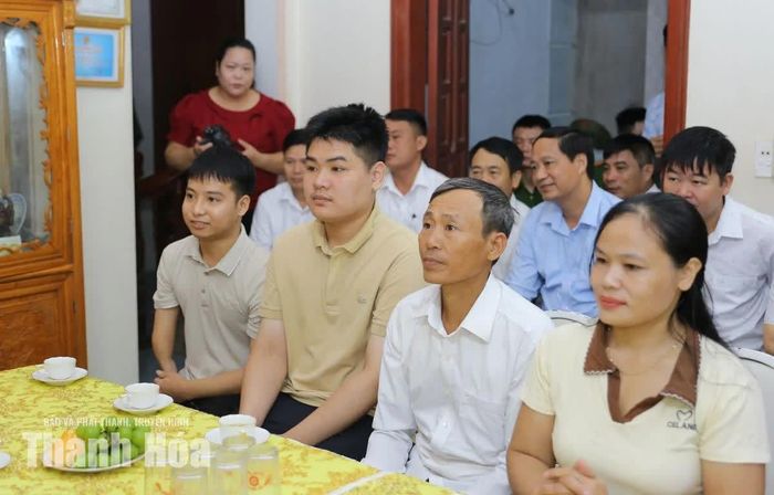 Các em Ngô Văn Hiếu và Nguyễn Tất Minh cùng người thân trong buổi thăm, chúc mừng của Chủ tịch UBND tỉnh.