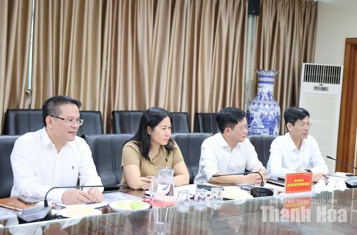 Các đại biểu dự buổi làm việc.